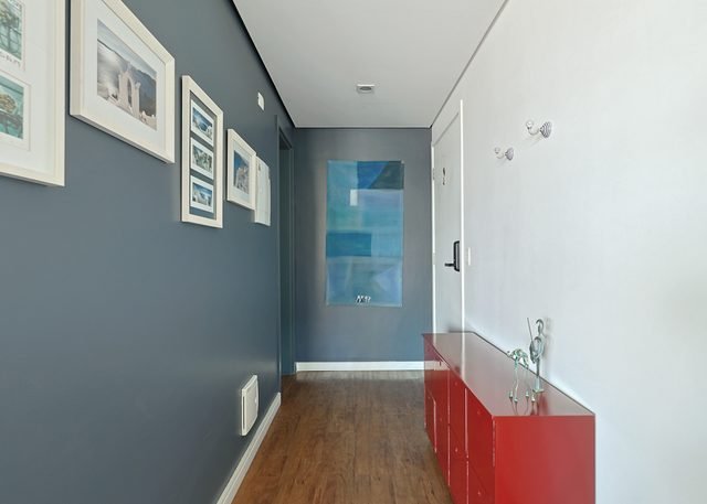 Hall de entrada com marcenaria e detalhes em cor