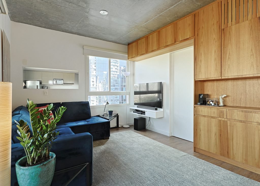 Ambiente do apartamento com vista para a cidade