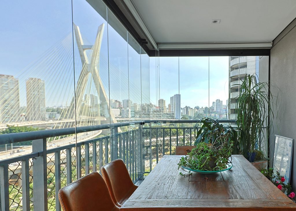 Varanda com vista para a Ponte Estaiada