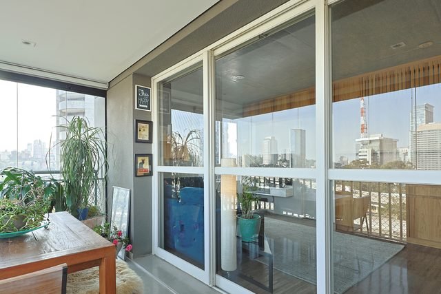 Living com vista para o skyline de São Paulo