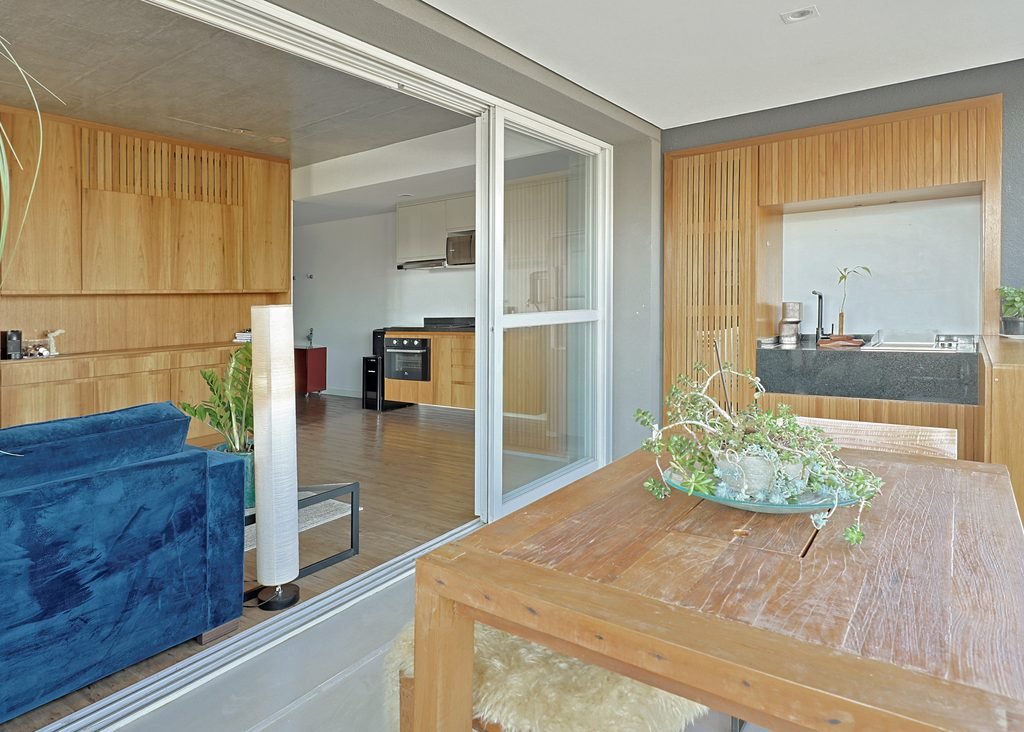 Sala de jantar com vista para a Ponte Estaiada