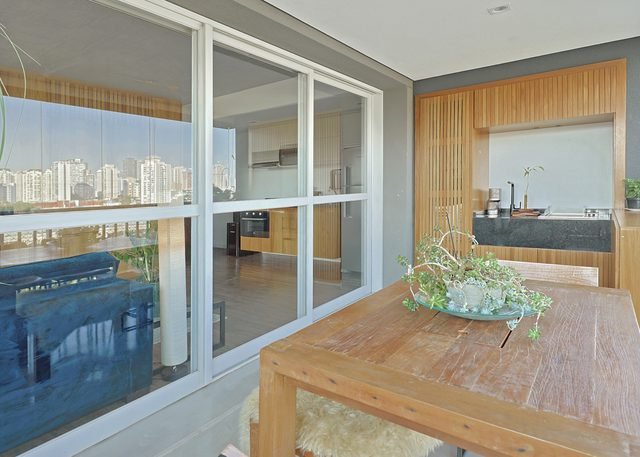 Sala de jantar com vista aberta da cidade
