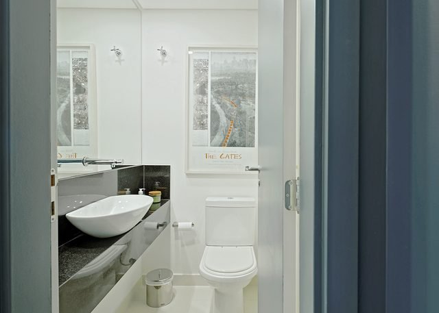Lavabo com bancada e cuba de apoio