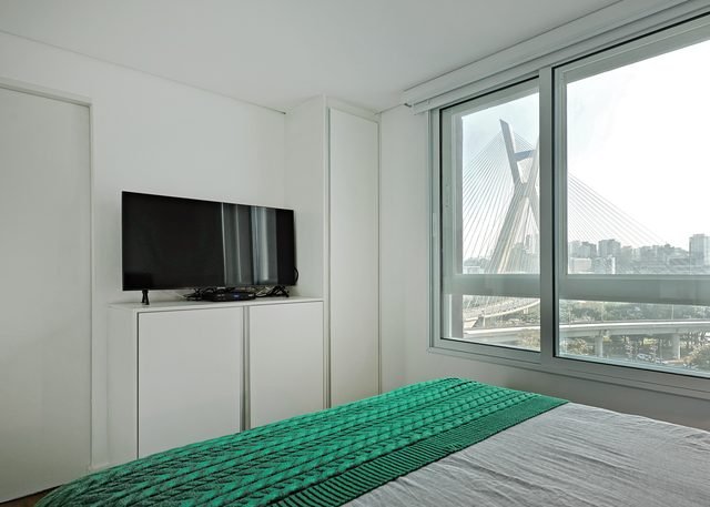 Suíte com vista panorâmica da cidade